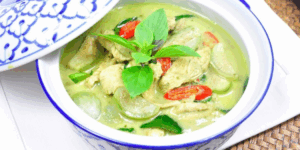 Lahodná thajská a kambodžská curry s kuřecím masem a zeleninou, autentická vietnamská kuchyně.