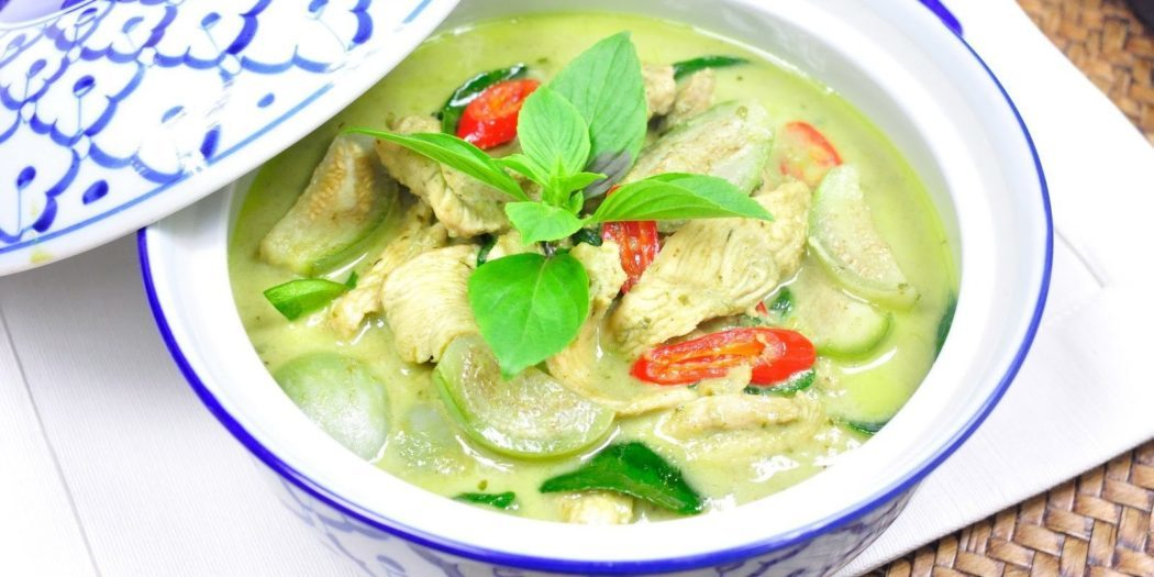 Lahodná thajská a kambodžská curry s kuřecím masem a zeleninou, autentická vietnamská kuchyně.