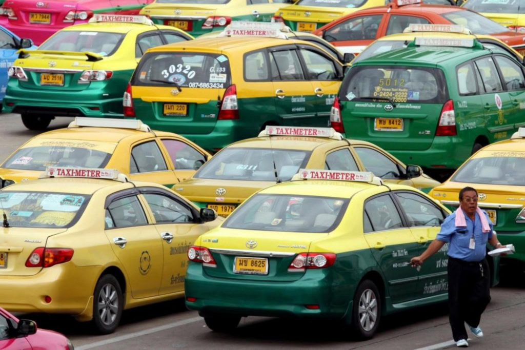 Barevné taxi vozy v Thajsku a Kambodži, různá barevná schémata a dekorace, typické pro asijské městské dopravy.