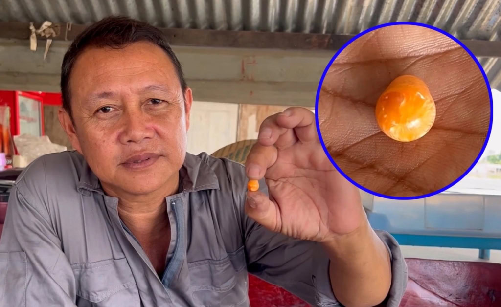 Starobylý chrám u jezera v thajsku a kambodži s zeleným vodním odrazem a okolní zelení.