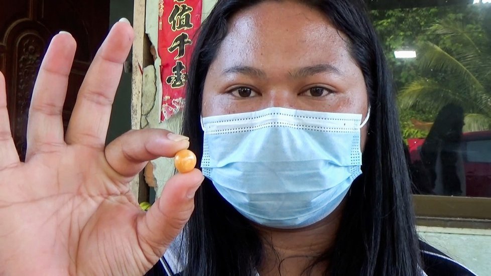 Starobylý chrám u jezera v thajsku a kambodži s zeleným vodním odrazem a okolní zelení.