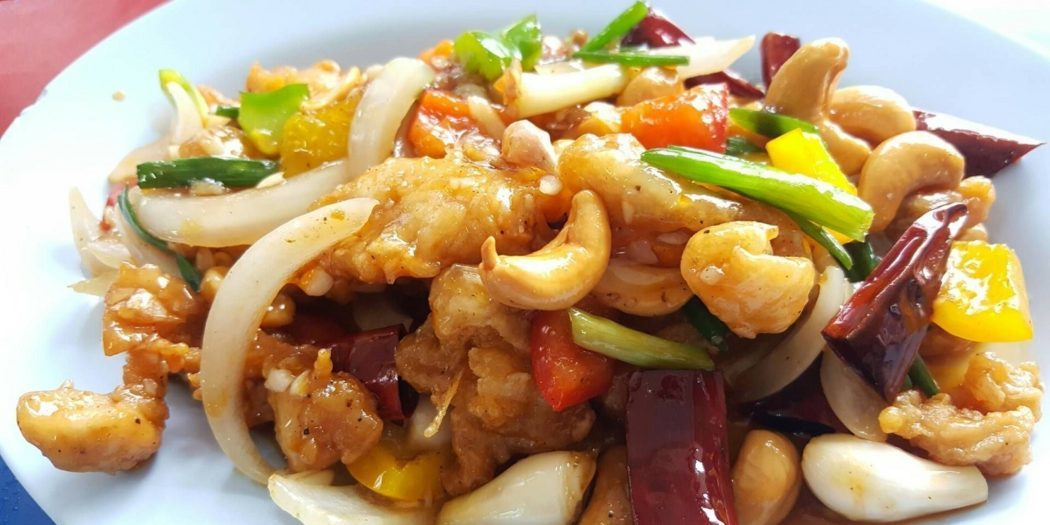 Smažené kuře s vaječnou zeleninou a oříšky, thajsko a kambodža jihoasijská kuchyně.