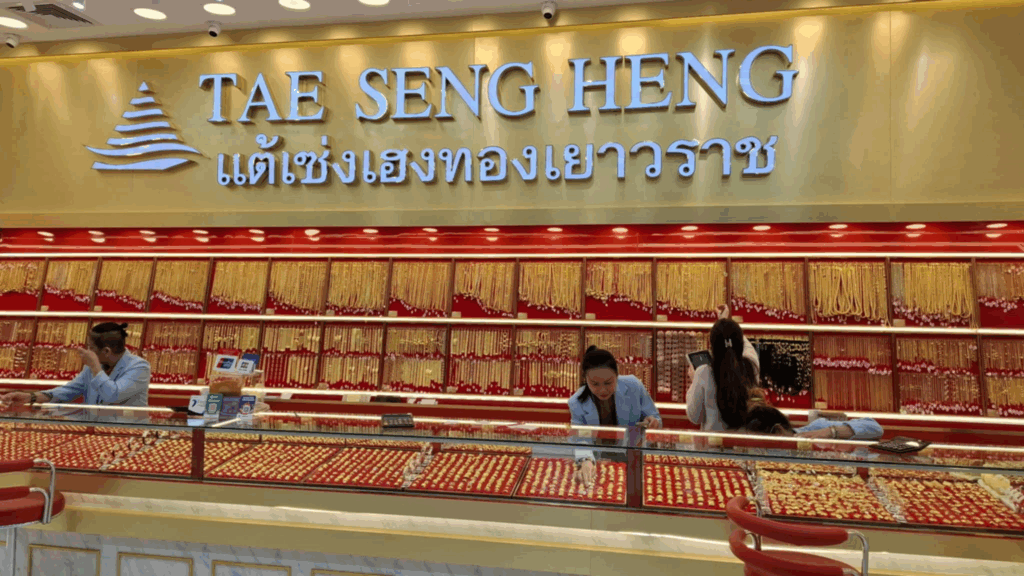 šperkárna s zlatým zbožím v Tai Seng Heng, thajský a kambodžský obchod, drahé klenoty a šperky, nákup luxusních šperků v moderním prostředí.