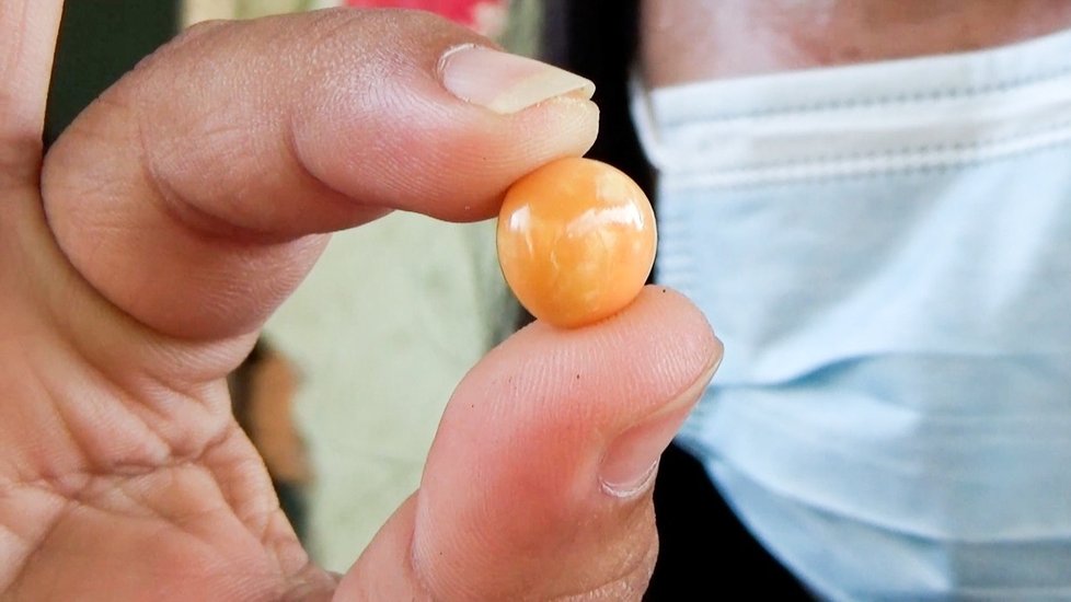 Starobylý chrám u jezera v thajsku a kambodži s zeleným vodním odrazem a okolní zelení.