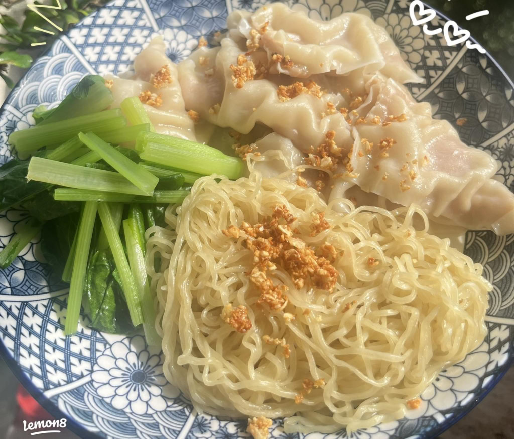 Kladba buddhistických mnichů v chrámu, symbol míru a duchovní tradice v Thajsku a Kambodži.