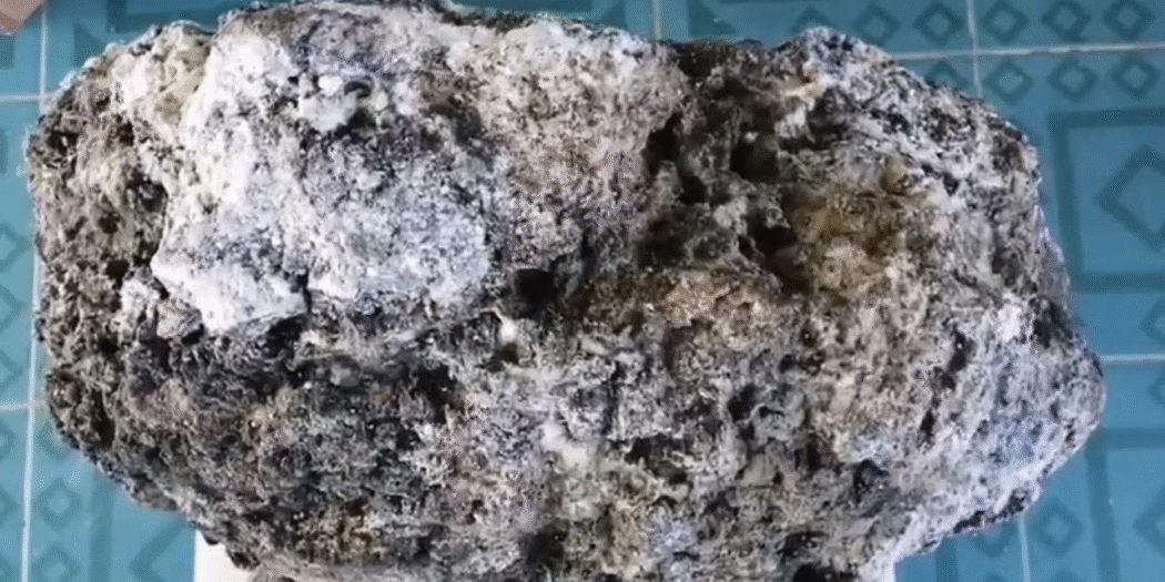 Zevně navoněný kamenný obklad s černými i bílými prvky, přírodní dekorace.