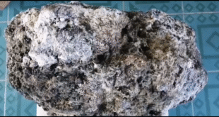 Zevně navoněný kamenný obklad s černými i bílými prvky, přírodní dekorace.