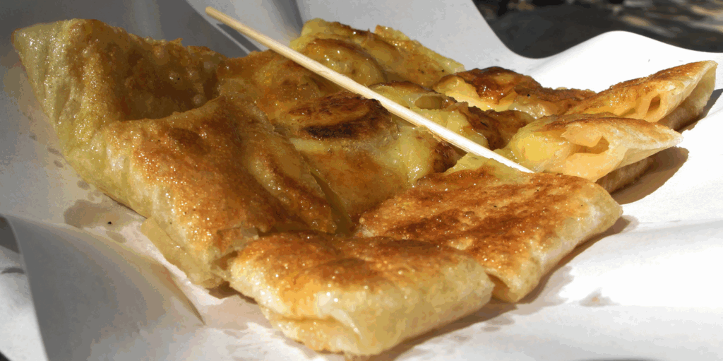 Smažené jarní taštičky, thajská a kambodžská kuchyně, street food, křupavé pirohy, autentické asijské pochoutky.