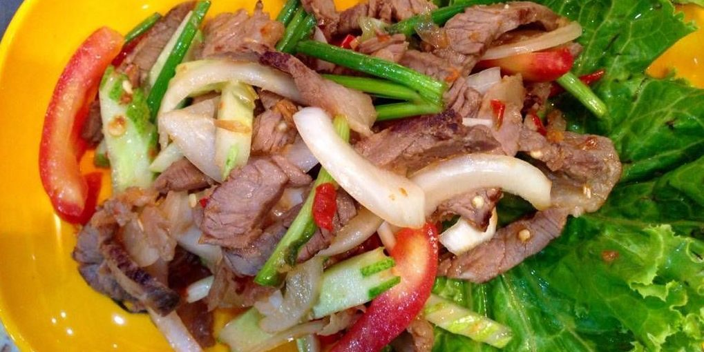 Lahodný thajský papaya salát z čerstvých surovin, tradiční thajská kuchyně, autentické chutě a ingredience, návštěva Thajska a Kambodže.