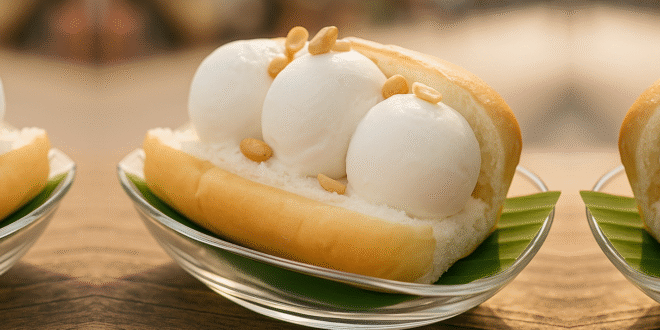 Kokosový dezert s bílou pěnou a slunečnicovými semínky na banánové tope, tradiční thajská a kambodžská sladkost.